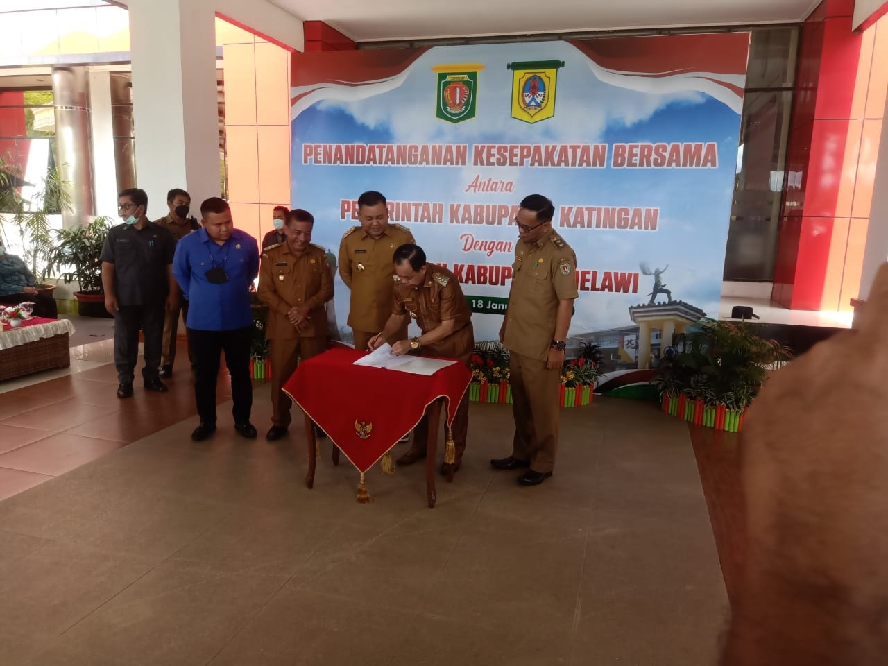 MEMBUKA KETERISOLASIAN, BUPATI KATINGAN GANDENG PEMKAB MELAWI 1 MEMBUKA KETERISOLASIAN, BUPATI KATINGAN GANDENG PEMKAB MELAWI 2