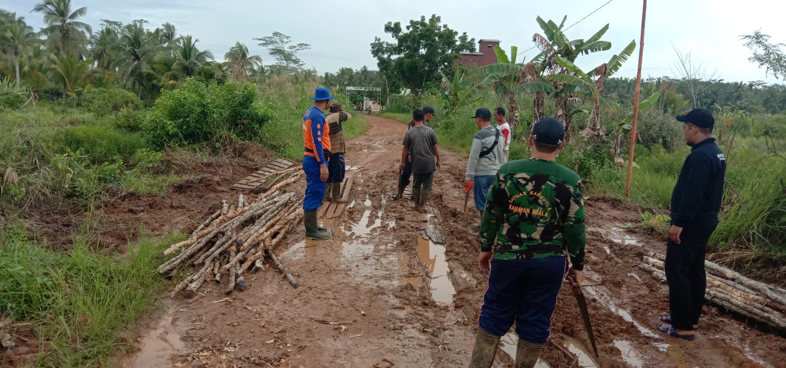 Gotong Royong,! Marnit Bahaur Memperbaiki Jalan Bersama warga dan Perangkat Desa Tanjung Perawan besar 1