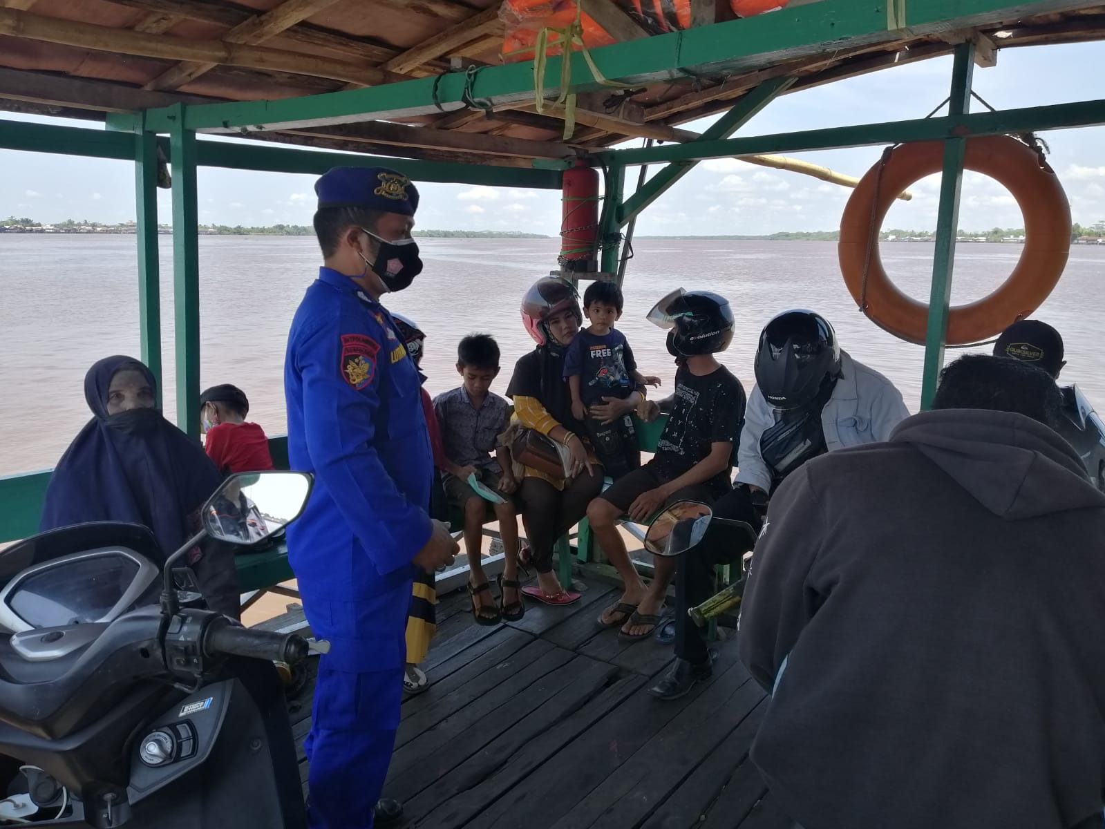 Satpolairud Polres Kapuas Berikan Imbauan Keselamatan Berlayar Kepada Penumpang Ferry Penyebrangan 1
