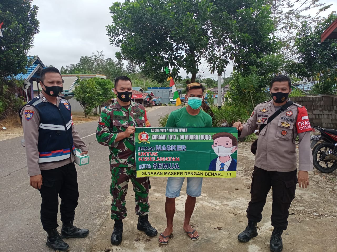 IMG-20220129-WA0031 TNI dan Polri Selalu Membagikan Masker agar warga Paham prokes 1