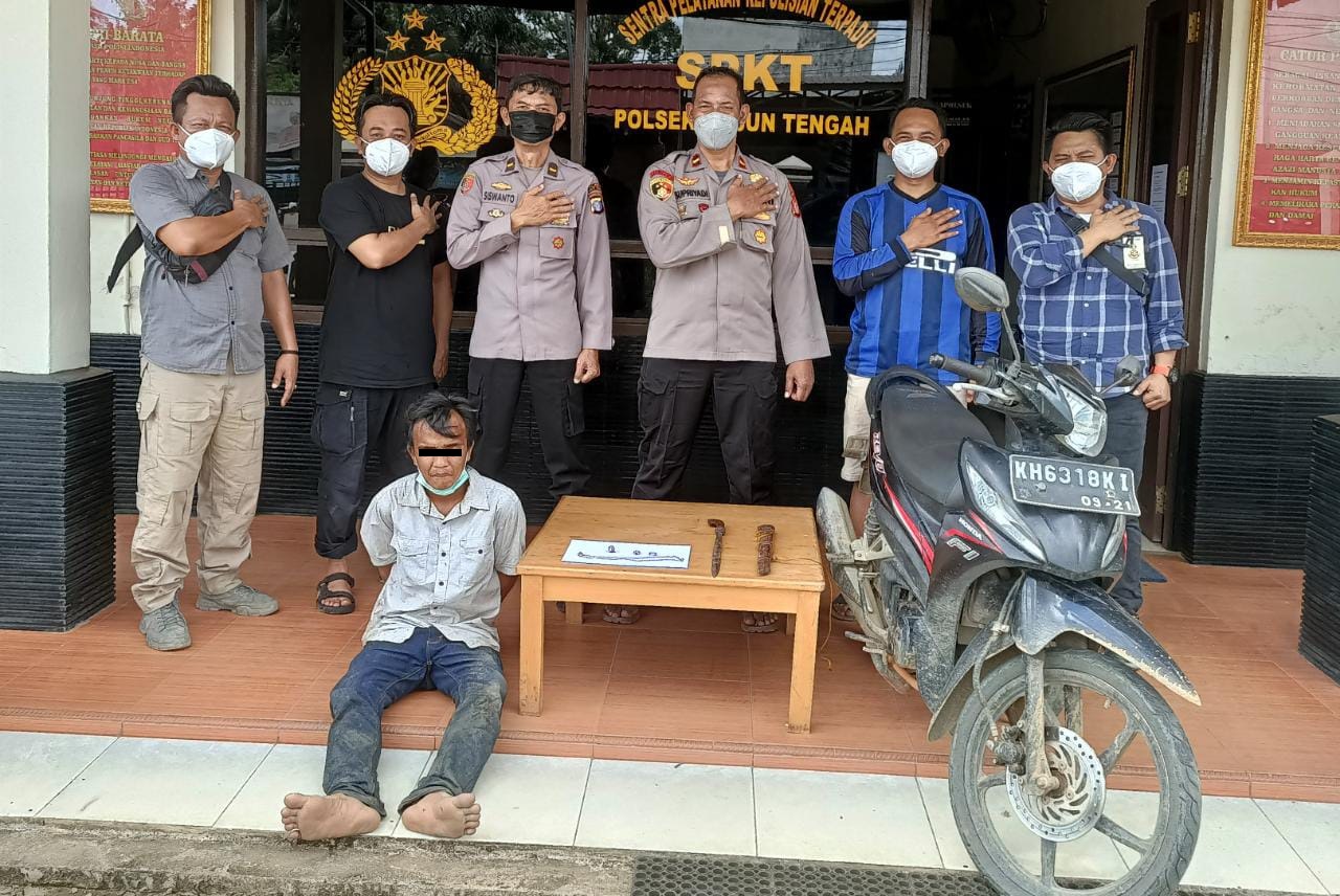 CURI PERHIASAN IW DIBEKUK POLISI 1 CURI PERHIASAN IW DIBEKUK POLISI 2