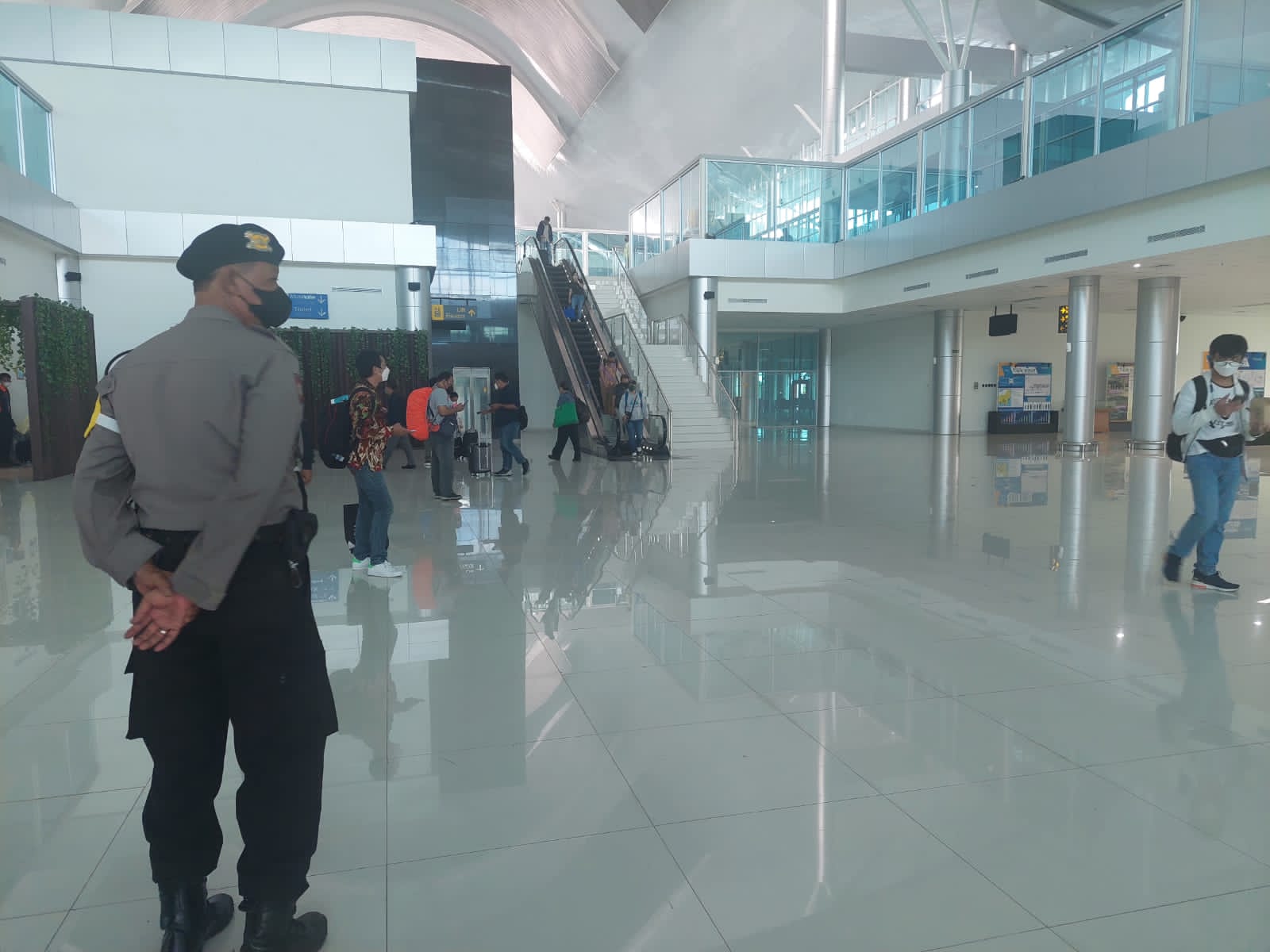 Pos Pam Bandara Tjilik Riwut Polresta Palangka Raya Jaga Keamanan dan Ingatkan Prokes kepada Penumpang 1