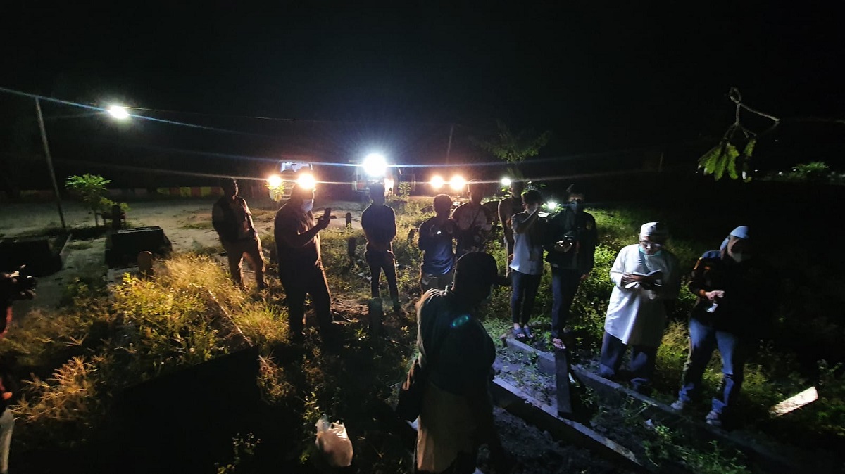 RINTIK HUJAN IRINGI PEMAKAMAN ABK KAPAL BLUE WHILE XXII YANG DITEMUKAN TEWAS MENGAMBANG 1 RINTIK HUJAN IRINGI PEMAKAMAN ABK KAPAL BLUE WHILE XXII YANG DITEMUKAN TEWAS MENGAMBANG 2