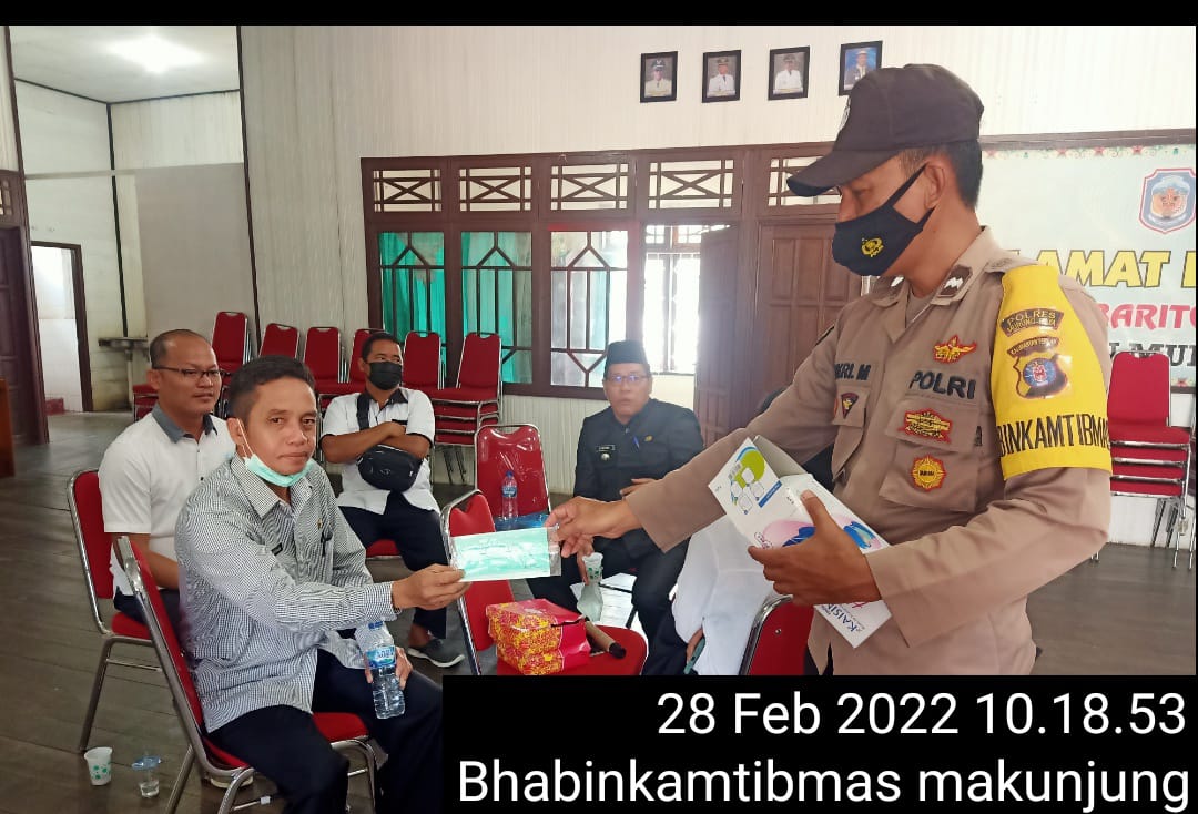 IMG-20220228-WA0001 Sambil bagi Masker Aipda Sukri Sosiliasi Pada Warga Setiap Keluar Rumah Harus pakai Masker 1