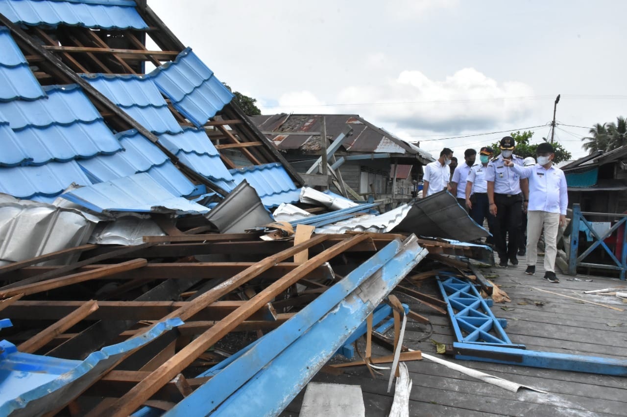 BUPATI KAPUAS BERI BANTUAN WARGA TERDAMPAK PUTING BELIUNG 1