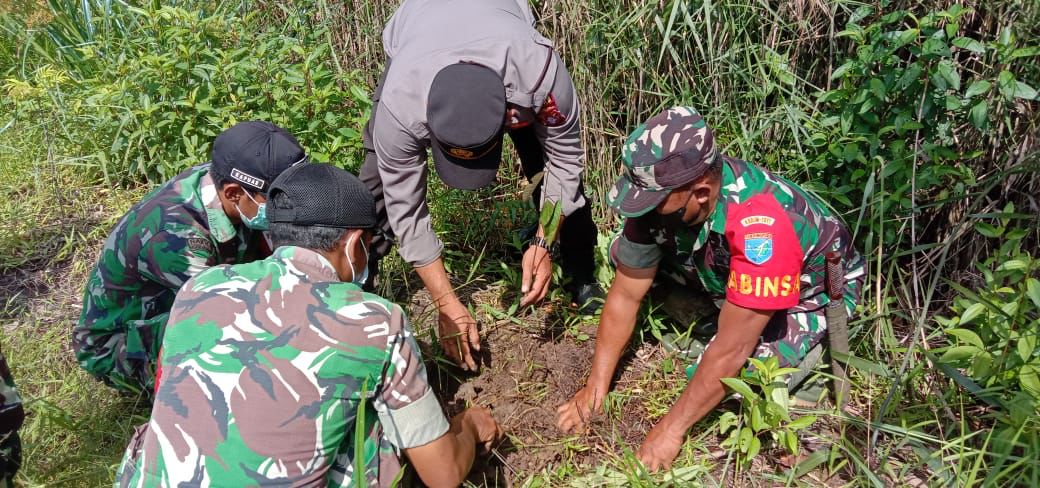 Dukung Penghijauan, TNI-Polri Bersama Masyarakat Tanam Pohon Hijau 1