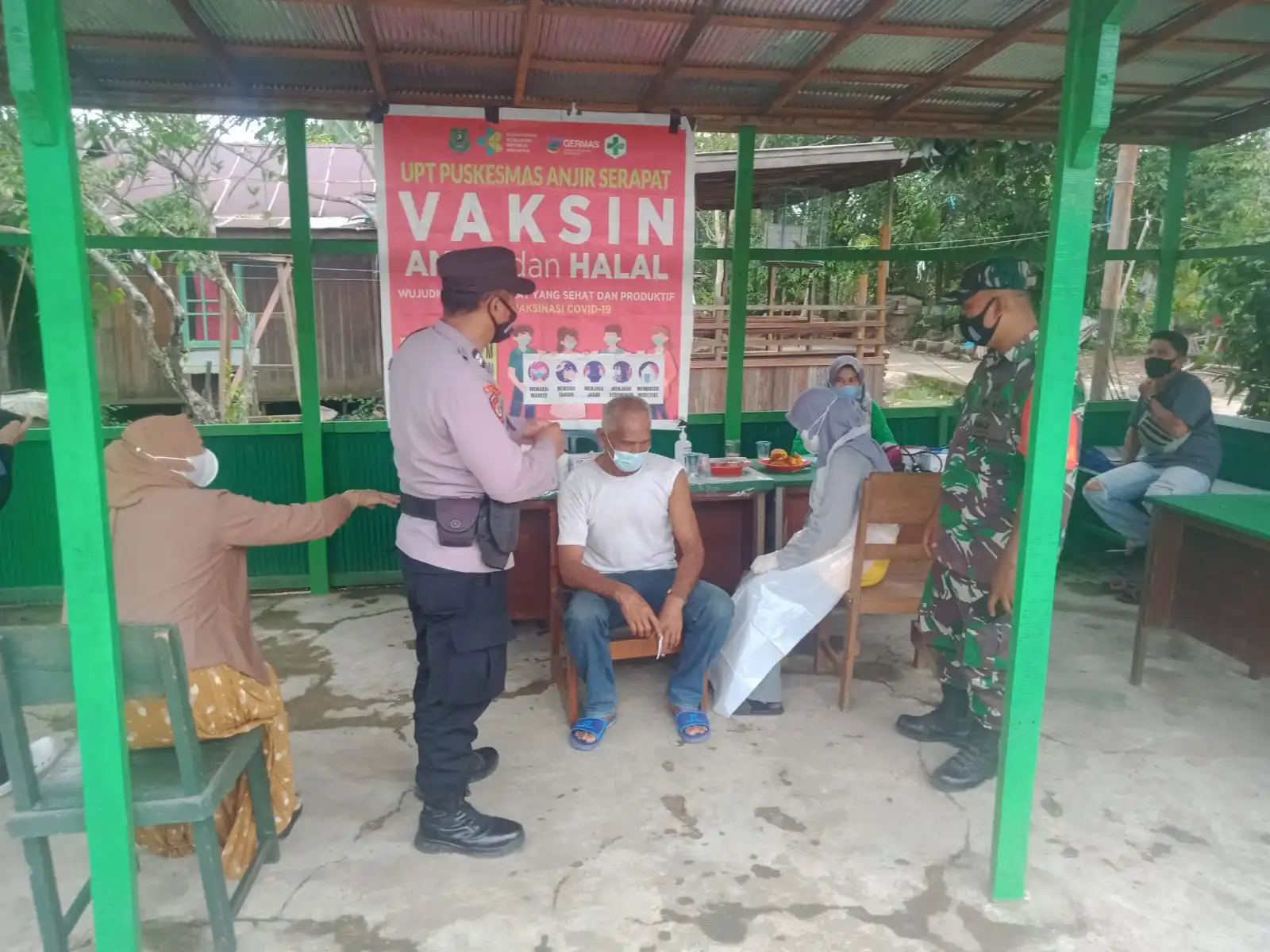 Dukung Percepatan Vaksin, Koramil 1011-03 /Kapuas Timur bersama Lintas sektor melaksanakan Vaksinasi Covid-19 di Makoramil. 1 Dukung Percepatan Vaksin, Koramil 1011-03 /Kapuas Timur bersama Lintas sektor melaksanakan Vaksinasi Covid-19 di Makoramil. 1