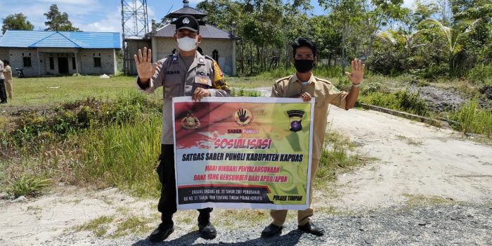 Sembari Patroli, Aipda Anjung. H. T Dan Bripka Firman Sosialisasikan Program Saber Pungli 1 Sembari Patroli, Aipda Anjung. H. T Dan Bripka Firman Sosialisasikan Program Saber Pungli 1