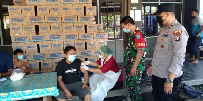 Anggota Polsek Timpah Dampingi Vaksinasi Covid-19 Serta Menyampaikan Prokes 1 Anggota Polsek Timpah Dampingi Vaksinasi Covid-19 Serta Menyampaikan Prokes 1