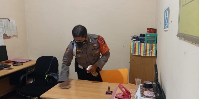 Polsek Patangkep Tutui laksanakan penyemprotan desinfektan di mako 1 Polsek Patangkep Tutui laksanakan penyemprotan desinfektan di mako 1
