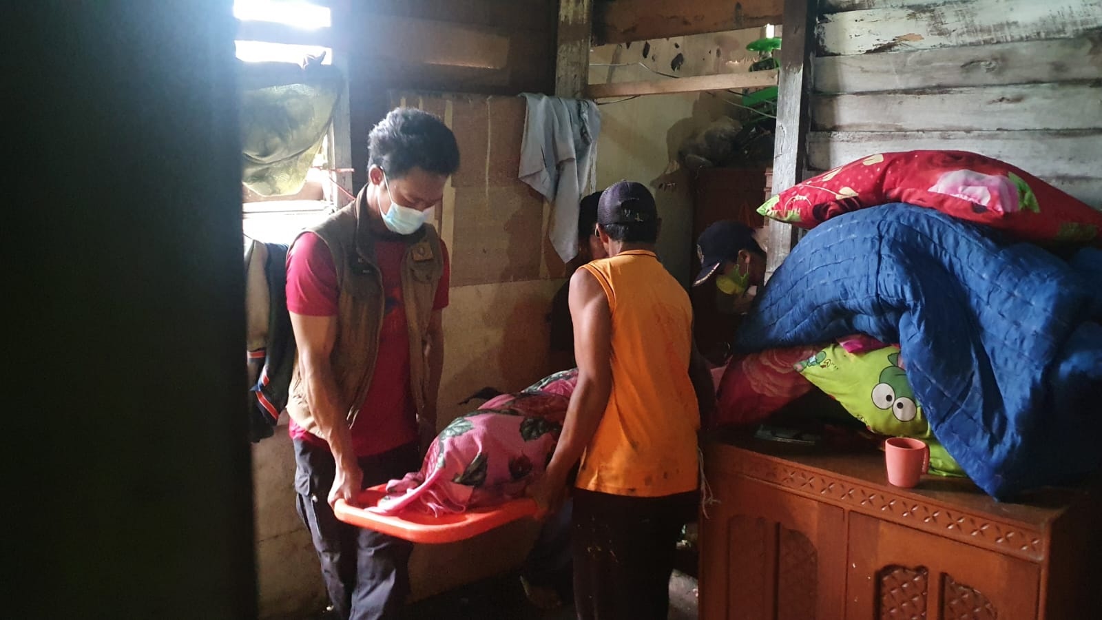 ANTAR SARAPAN PAGI, MENANTU TEMUKAN MERTUANYA TEWAS GANTUNG DIRI 1 ANTAR SARAPAN PAGI, MENANTU TEMUKAN MERTUANYA TEWAS GANTUNG DIRI 2