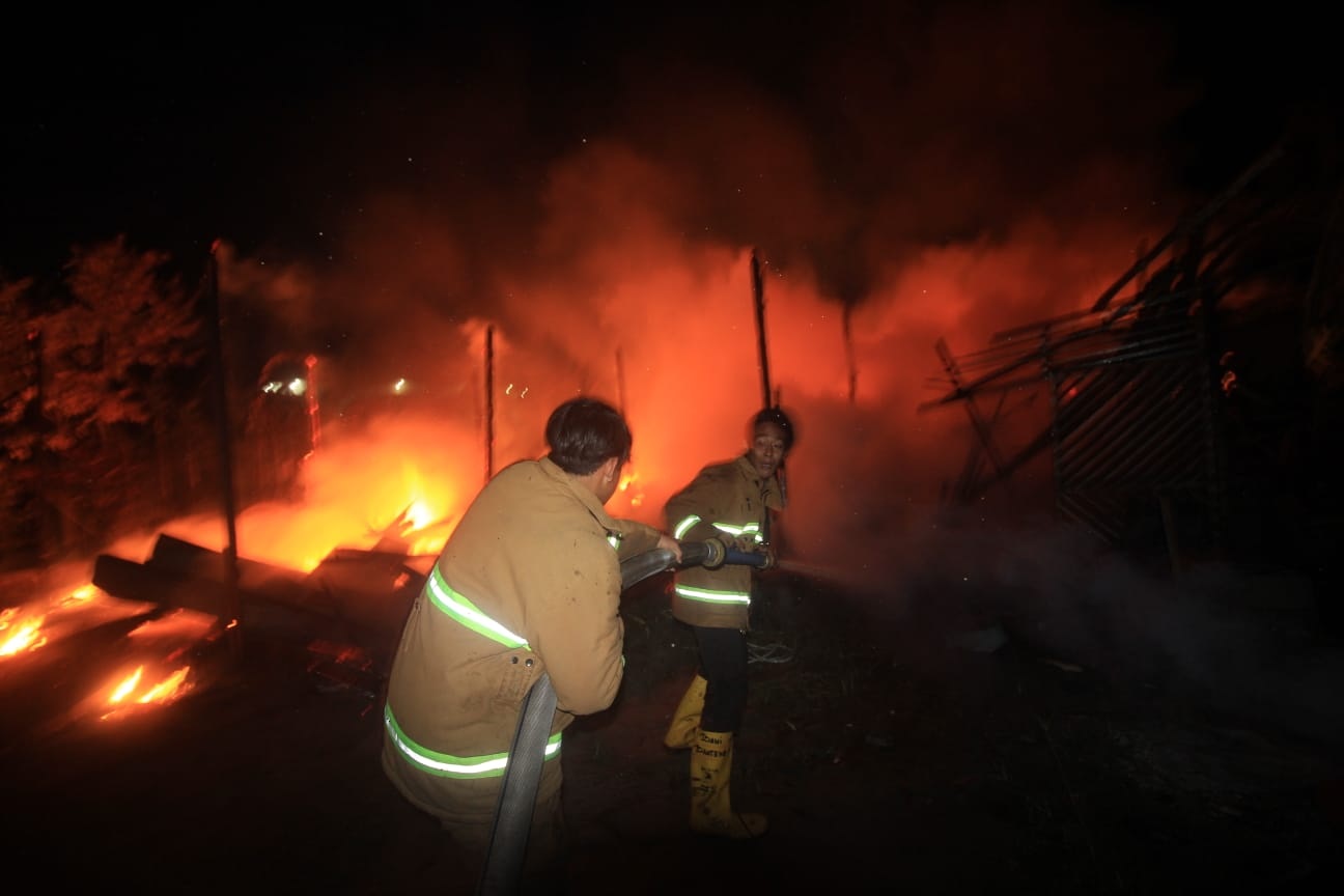 USAI ADZAN SUBUH, RUMAH KAYU DIJALAN BUKIT RAYA 13 BERKOBAR DILALAP JAGO MERAH 1 USAI ADZAN SUBUH, RUMAH KAYU DIJALAN BUKIT RAYA 13 BERKOBAR DILALAP JAGO MERAH 2
