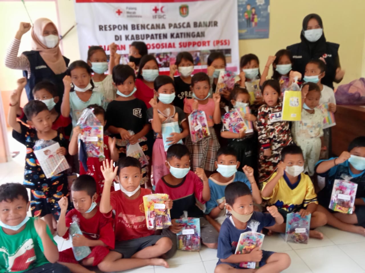 RELAWAN PMI ADAKAN KEGIATAN TRAUMA HEALING DI DESA TEWANG BARINGIN 1 RELAWAN PMI ADAKAN KEGIATAN TRAUMA HEALING DI DESA TEWANG BARINGIN 2