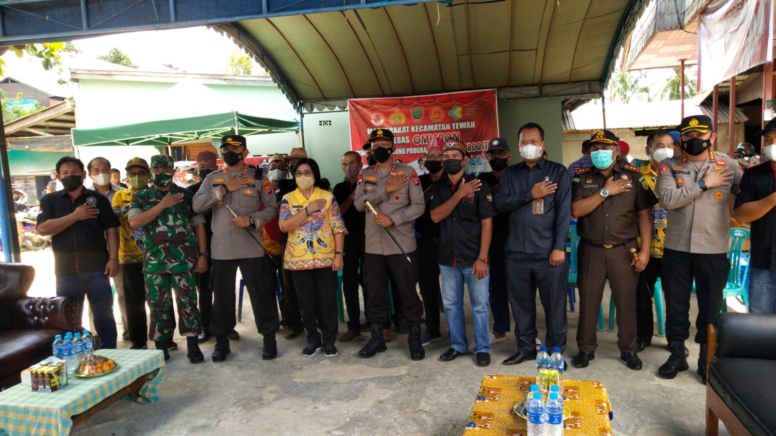 KAPOLDA KALTENG KUNJUNGI TEWAH TINJAU VAKSINASI MASSAL 1 KAPOLDA KALTENG KUNJUNGI TEWAH TINJAU VAKSINASI MASSAL 2