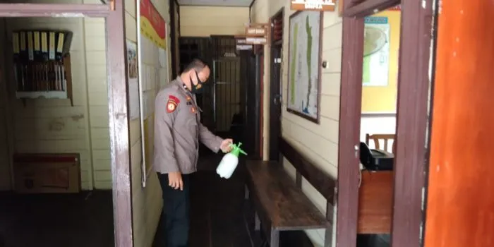 Personel Piket Melaksanakan Penyemprotan Disinfektan Di Kantor Polsek 1 Personel Piket Melaksanakan Penyemprotan Disinfektan Di Kantor Polsek 1