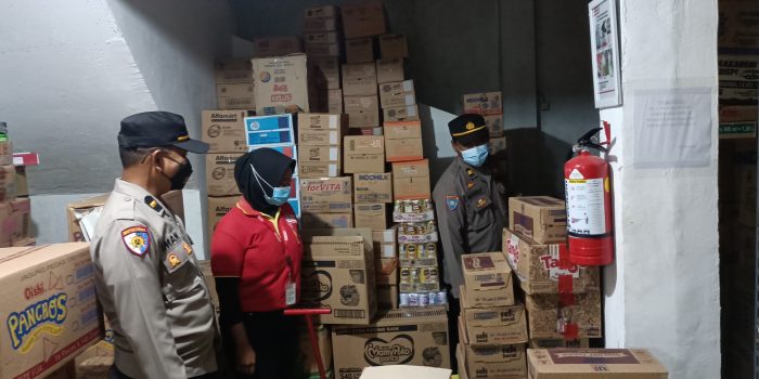 Untuk memastikan minyak goreng tersedia di bulan Ramadhan Satbinmas Polres Kapuas cek gudang Alfamart 1 Untuk memastikan minyak goreng tersedia di bulan Ramadhan Satbinmas Polres Kapuas cek gudang Alfamart 1