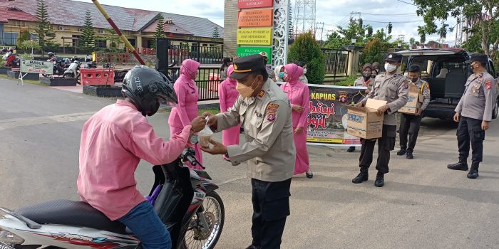 Satbinmas Polres Kapuas berbagi Takjil untuk berbuka puasa di depan Mapolres Kapuas 1 Satbinmas Polres Kapuas berbagi Takjil untuk berbuka puasa di depan Mapolres Kapuas 1