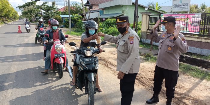 Satbinmas Polres Kapuas berbagi Takjil untuk berbuka puasa di depan Mapolres Kapuas 1 Satbinmas Polres Kapuas berbagi Takjil untuk berbuka puasa di depan Mapolres Kapuas 1