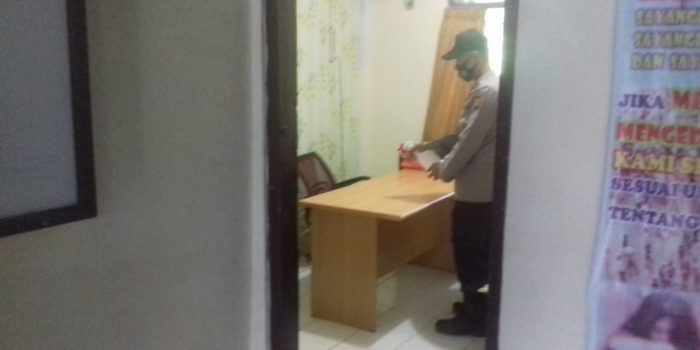 Putuskan Rantai Penyebaran Covid-19,Polsek Awang Laksanakan Penyemprotan Disinfectan Dan Bersihkan Mako. 1 Putuskan Rantai Penyebaran Covid-19,Polsek Awang Laksanakan Penyemprotan Disinfectan Dan Bersihkan Mako. 1