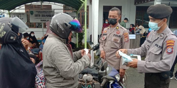 Polsek Kapuas Hilir Disiplinkan Dan Tegakkan Hukum Protokol Kesehatan Pemerintah Kepada Masyarakat Pada Bulan Suci Ramadhan 1443 H 1 Polsek Kapuas Hilir Disiplinkan Dan Tegakkan Hukum Protokol Kesehatan Pemerintah Kepada Masyarakat Pada Bulan Suci Ramadhan 1443 H 2
