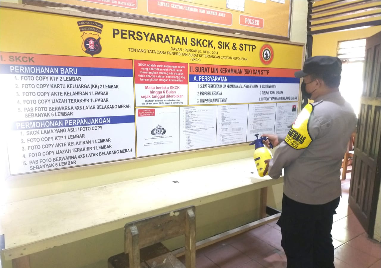 Lingkungan Mako Polsek Kapuas Timur Disemprot Cairan Disinfektan 1 Lingkungan Mako Polsek Kapuas Timur Disemprot Cairan Disinfektan 1