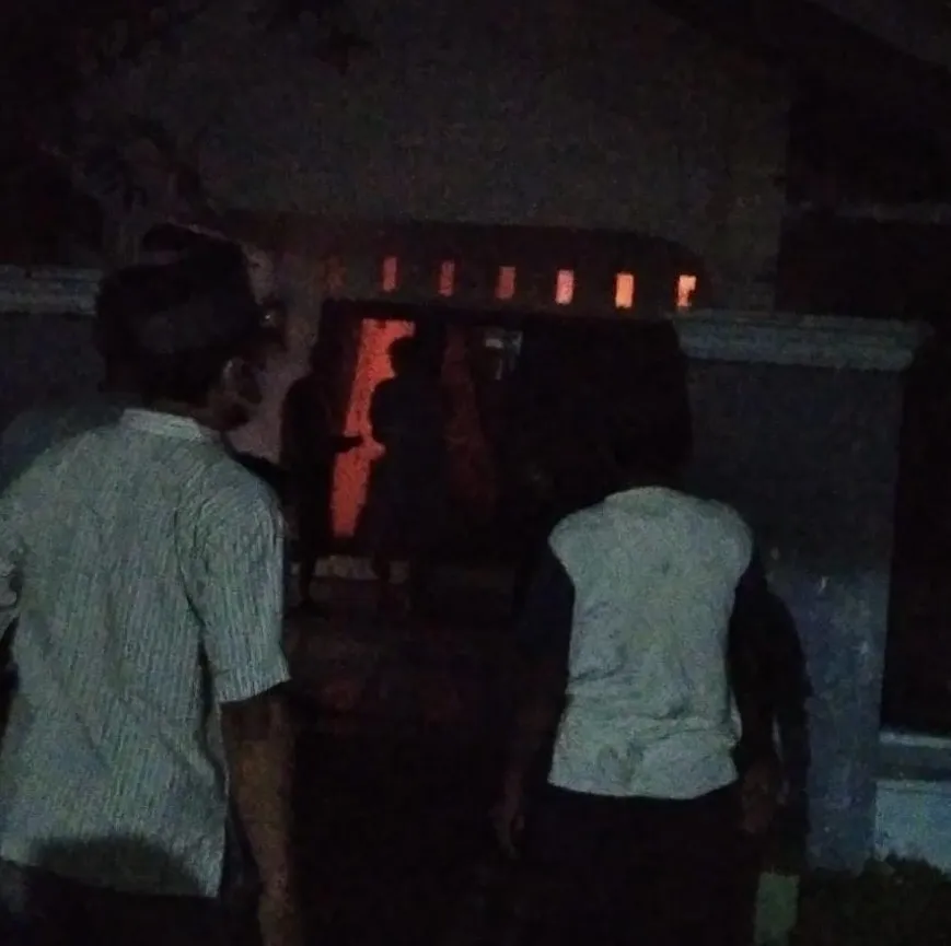 SETAHUN TAK DIHUNI, RUMAH BETON DILAHAP SIJAGO MERAH 1 SETAHUN TAK DIHUNI, RUMAH BETON DILAHAP SIJAGO MERAH 2
