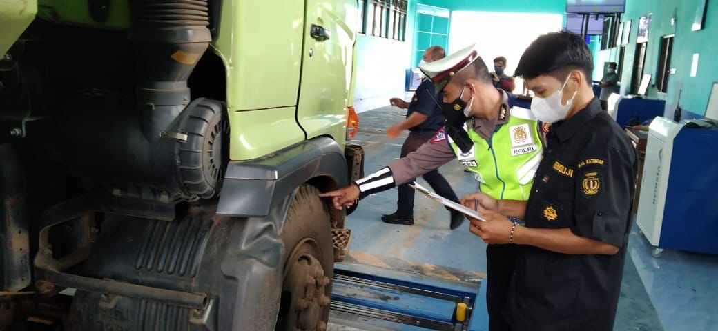MELINTAS KASONGAN, SOPIR ANGKUTAN DITES URINE 1 MELINTAS KASONGAN, SOPIR ANGKUTAN DITES URINE 2