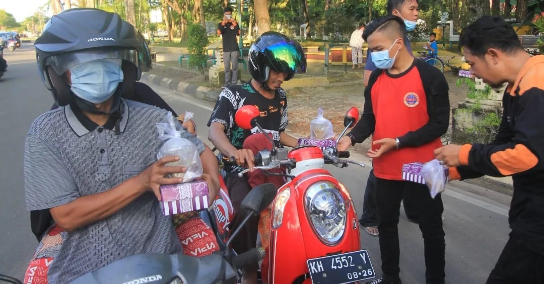 NGABUBURIT, TIM ERP KOLABORASI DENGAN KOMUNITAS VAPE PALANGKA RAYA BAGI TAKJIL GRATIS KE WARGA 1 NGABUBURIT, TIM ERP KOLABORASI DENGAN KOMUNITAS VAPE PALANGKA RAYA BAGI TAKJIL GRATIS KE WARGA 2