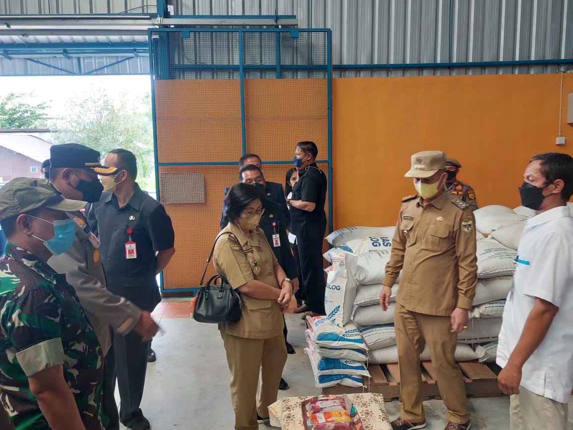 BUPATI GUMAS PANTAU KETERSEDIAN KEBUTUHAN POKOK DI PASAR 1 BUPATI GUMAS PANTAU KETERSEDIAN KEBUTUHAN POKOK DI PASAR 2