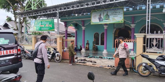 Ciptakan Rasa Aman Anggota Polsek Timpah Pam Sholat Jumat 1 Ciptakan Rasa Aman Anggota Polsek Timpah Pam Sholat Jumat 1