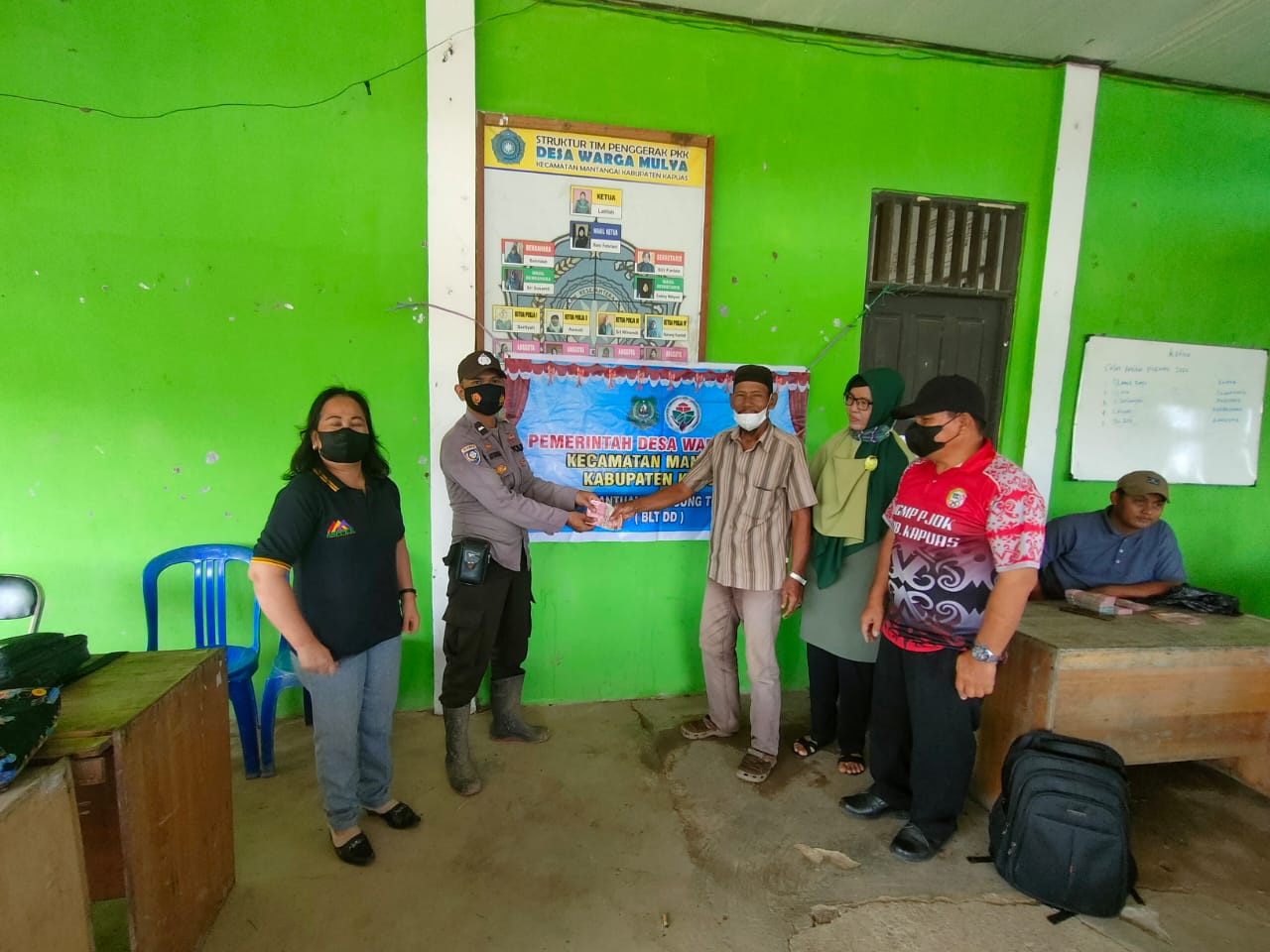 IMG-20220513-WA0037 Polsek Mantangai Lakukan Pengamanan Pembagian BLT-DD kepada Warga 1