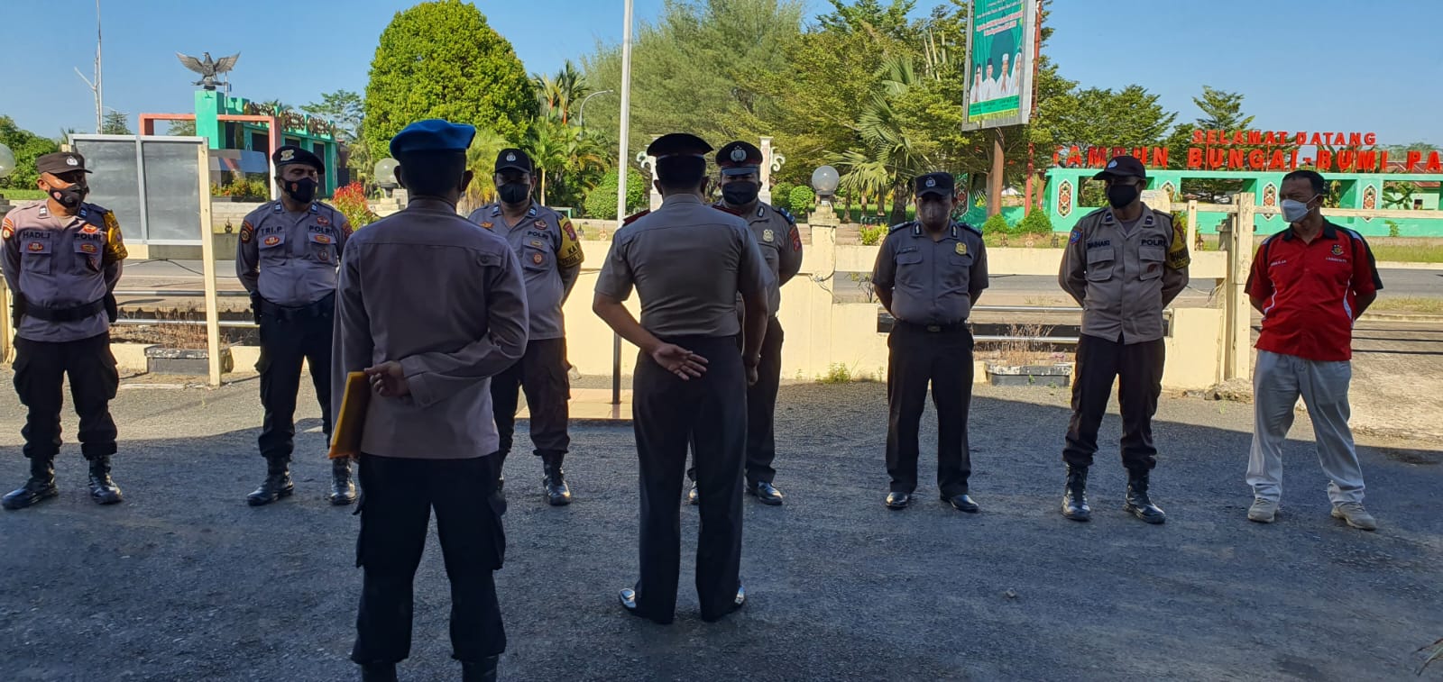 Kapolsek Kapuas Timur Memberikan Arahan Saat Apel Pagi Di Polsek Kapuas Timur 1 Kapolsek Kapuas Timur Memberikan Arahan Saat Apel Pagi Di Polsek Kapuas Timur 1