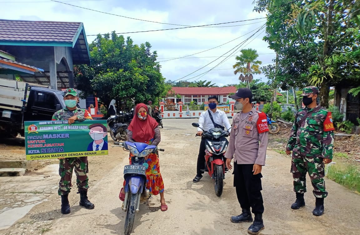 IMG_20220508_192202 Door To Door Bhabinkamtibmas Polsek Laung Dan Koramil Bagi Masker Gratis 1