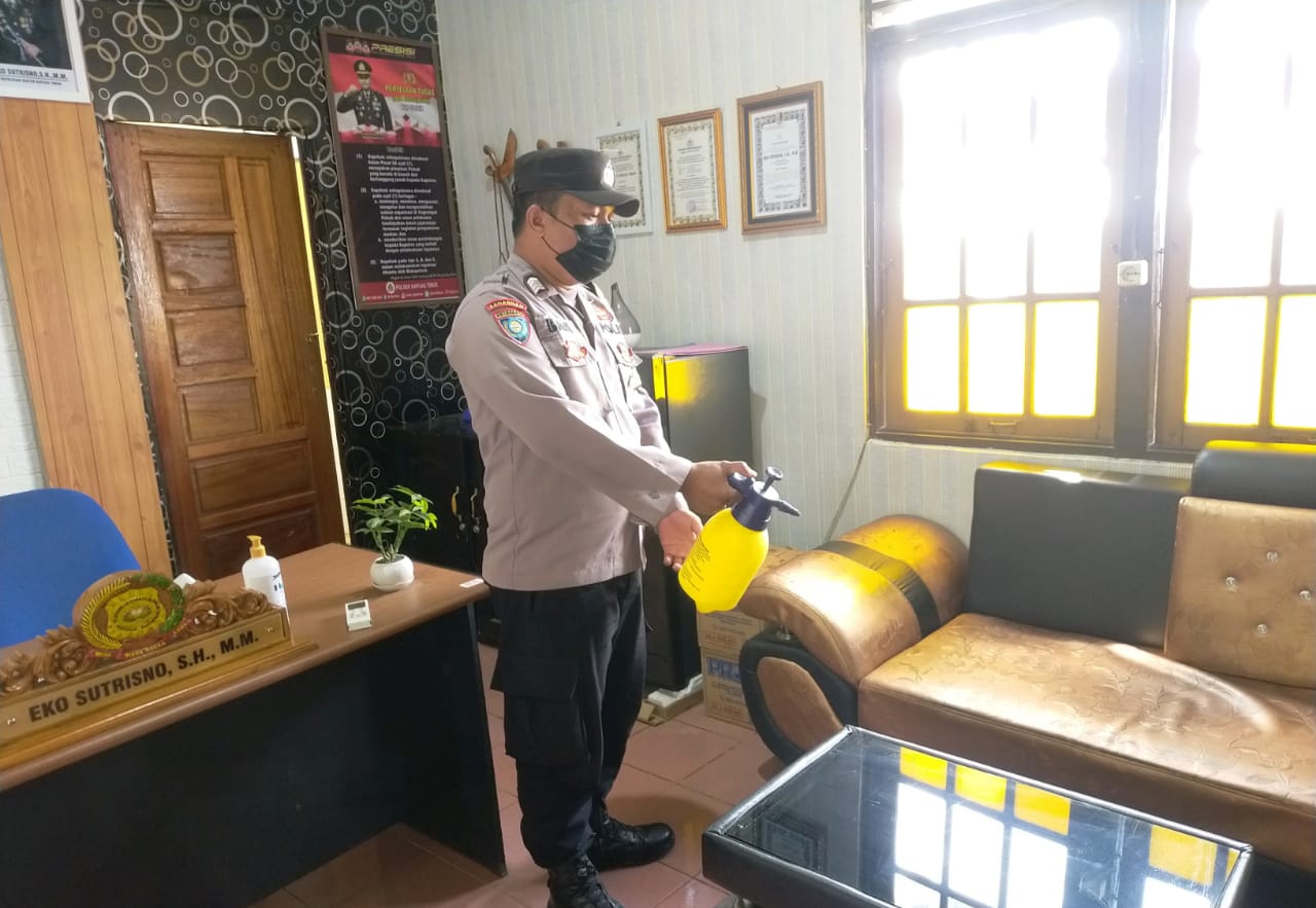 Lingkungan Mako Polsek Kapuas Timur Disemprot Cairan Disinfektan 1 Lingkungan Mako Polsek Kapuas Timur Disemprot Cairan Disinfektan 1