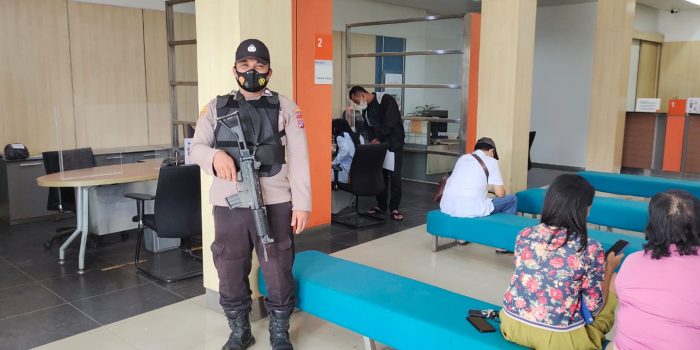 Polsek Dusun Tengah Laksanakan Pengamanan BNI Unit Ampah Kota 1 Polsek Dusun Tengah Laksanakan Pengamanan BNI Unit Ampah Kota 1