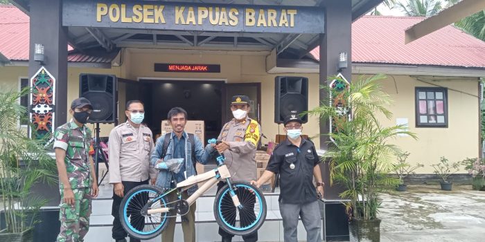 Kapolsek Kapuas Barat memberikan Doorprize Peserta Vaksin covid - 19 1 Kapolsek Kapuas Barat memberikan Doorprize Peserta Vaksin covid - 19 1