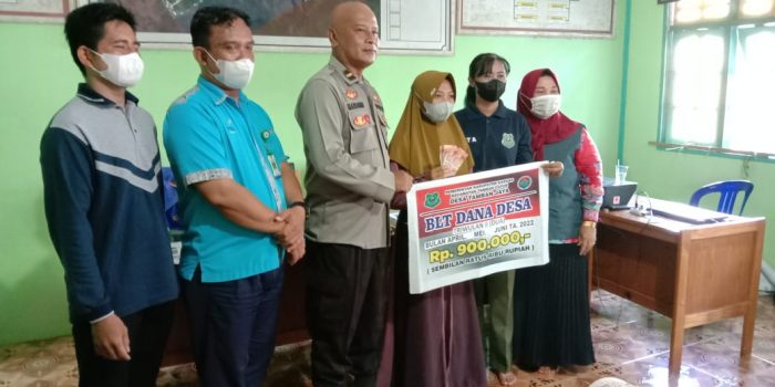 Kapolsubsektor Tamban Catur Monitoring Penyaluran BLT DD Kepada Warga 1 Kapolsubsektor Tamban Catur Monitoring Penyaluran BLT DD Kepada Warga 1