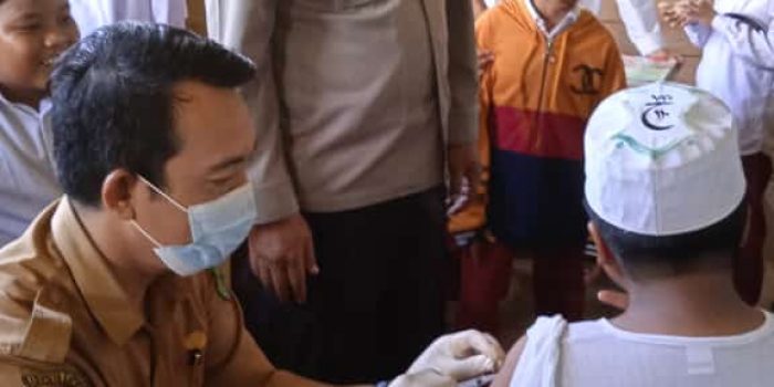 Ciptakan Rasa Aman, Kapospol Tamban Catur Terjun Langsung Kawal Kegiatan Pelaksanaan Imunisasi BIAN 1 Ciptakan Rasa Aman, Kapospol Tamban Catur Terjun Langsung Kawal Kegiatan Pelaksanaan Imunisasi BIAN 1