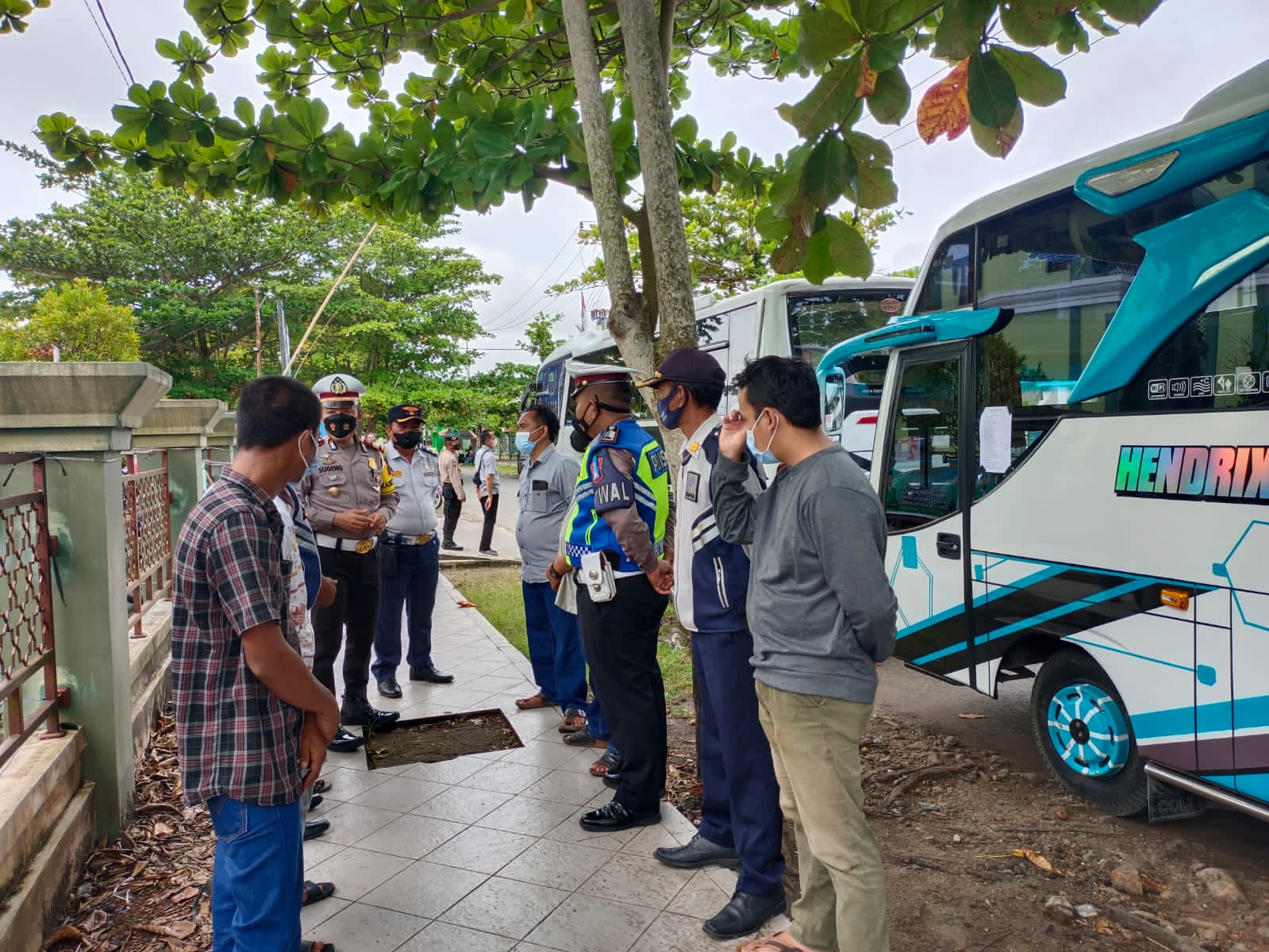 Pastikan Perjalanan Berjalan Dengan Lancar Kasat lantas Polres Kapuas Himbau Para Driver Bus Pembawa Jemaah Calon Haji 1