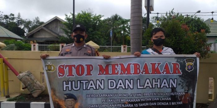 Antisipasi Karhutla, Bhabinkamtibmas Polsek Balai Riam Tingkatkan Patroli Dan Sosialisasi Terhadap Masyarakat Kec. Balai Riam 1 Antisipasi Karhutla, Bhabinkamtibmas Polsek Balai Riam Tingkatkan Patroli Dan Sosialisasi Terhadap Masyarakat Kec. Balai Riam 1