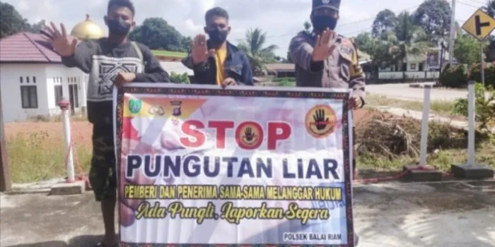 Personel Polsek Balai Riam Berikan Sosialisasi Saber Pungli Di Wilayah Hukumnya 1 Personel Polsek Balai Riam Berikan Sosialisasi Saber Pungli Di Wilayah Hukumnya 1