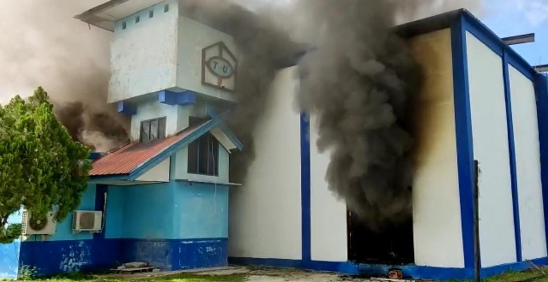 GEDUNG STUDIO BARU TVRI LUDES DIJILAT SIJAGO MERAH 1 GEDUNG STUDIO BARU TVRI LUDES DIJILAT SIJAGO MERAH 2