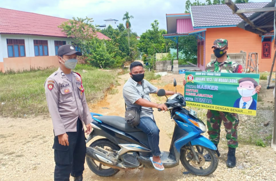 IMG_20220705_112748 Cegah Varian Omicron Bhabinkatibmas dan Bhabinsa Sambang Warga Agar Masker Tetap Dipakai 1