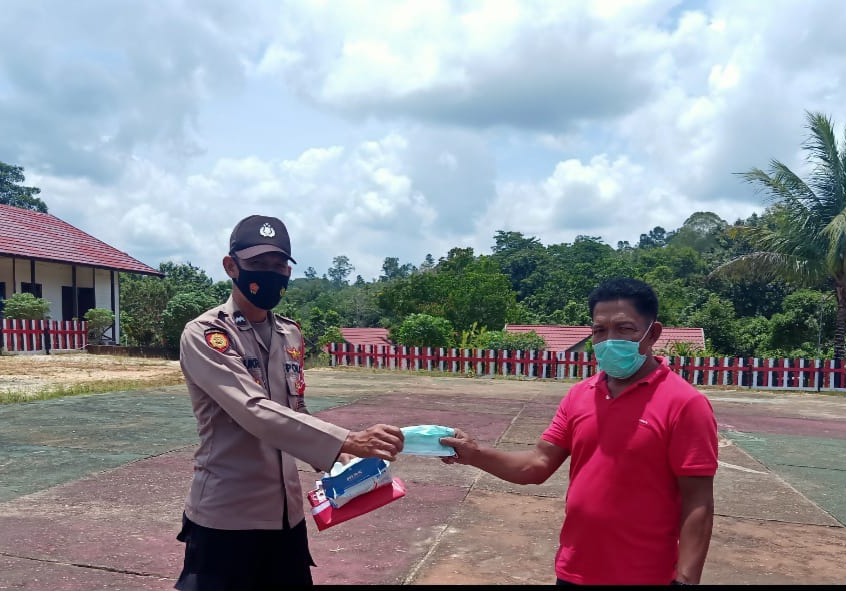 IMG_20220707_083811 Door To Door Dan Humanis Aipda Sukri Bagi Masker Medis Pada Warga Binaan 1