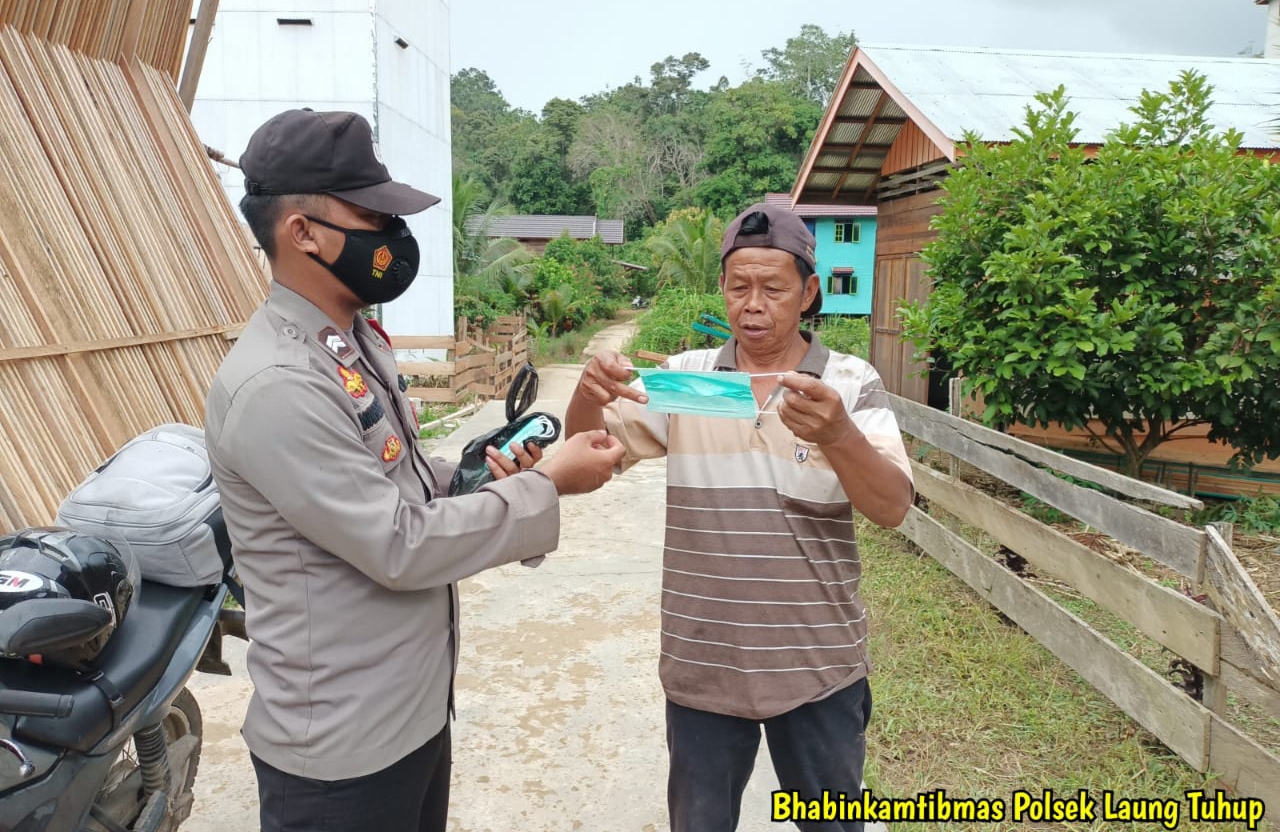 IMG_20220711_115139 Sambang Rutin Ke Desa Hingan Tokung Briptu Arganata Bagi Masker Sekitar Rumah Masyarakat 1