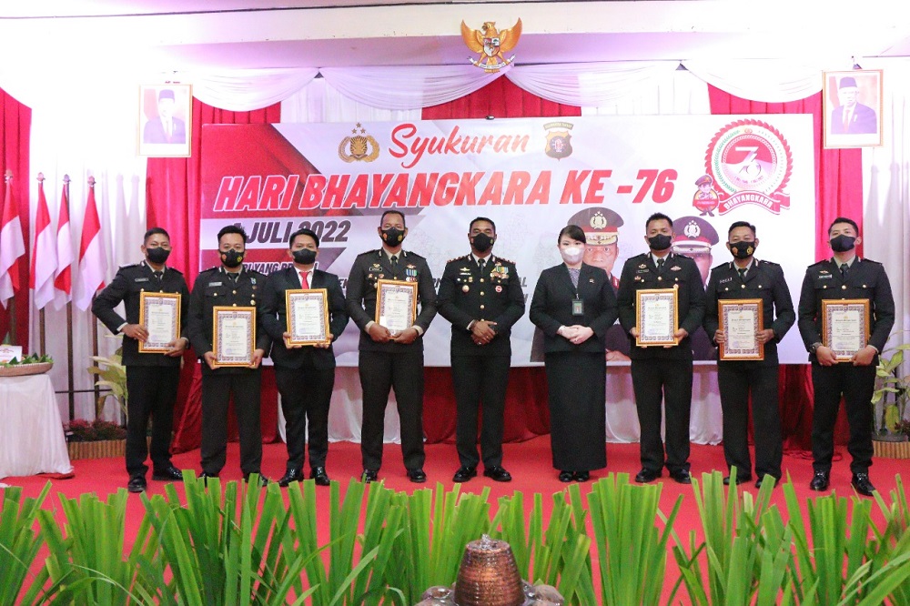 POLRES BARITO TIMUR BERIKAN PENGHARGAAN KEPADA ANGGOTA DAN MASYARAKAT 1 POLRES BARITO TIMUR BERIKAN PENGHARGAAN KEPADA ANGGOTA DAN MASYARAKAT 2