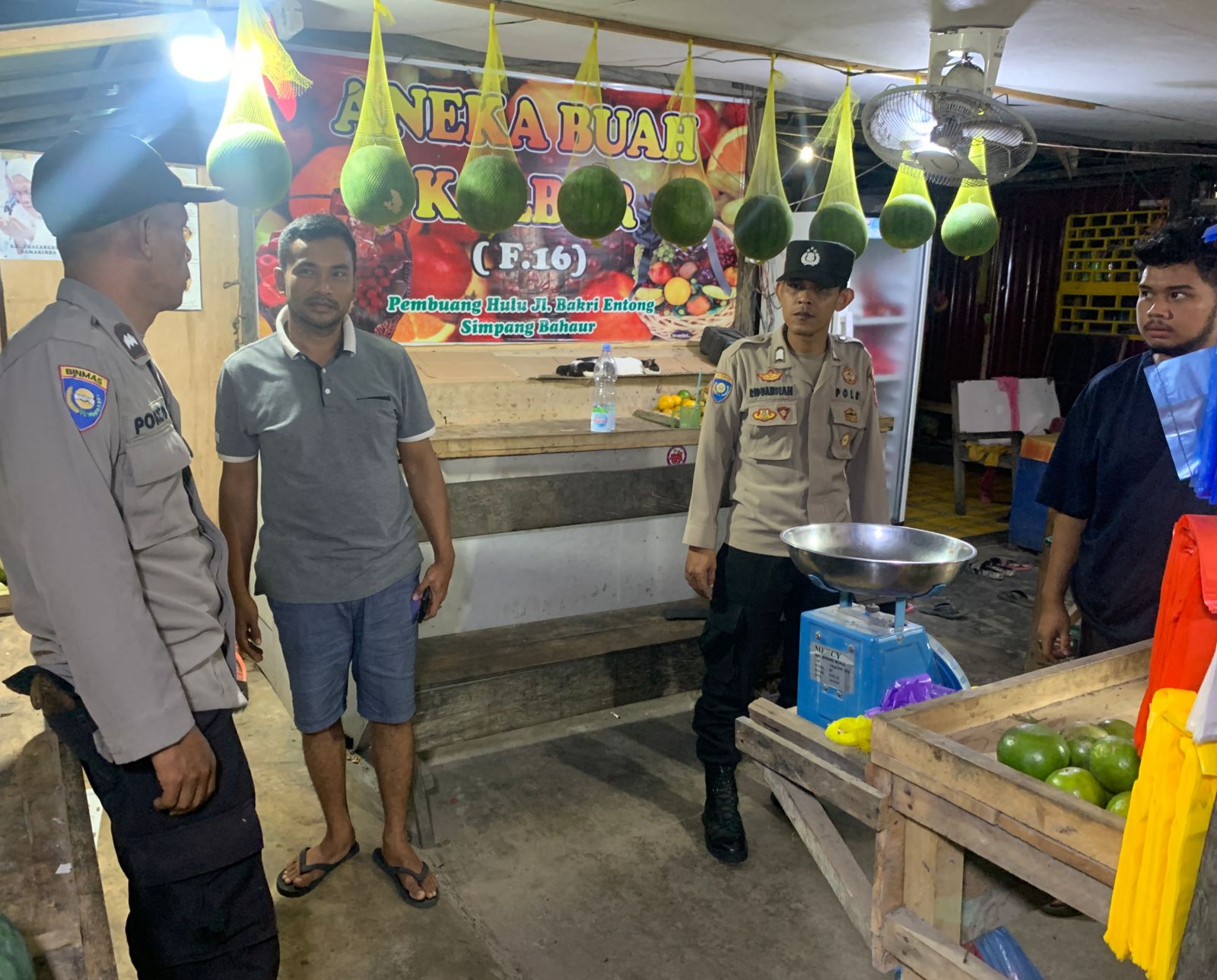 WhatsApp Image 2022-08-22 at 5.27.05 PM GELAR PATROLI, ANGGOTA POLSEK HANAU HIMBAU PEDAGANG BUAH DAN SAYUR 1