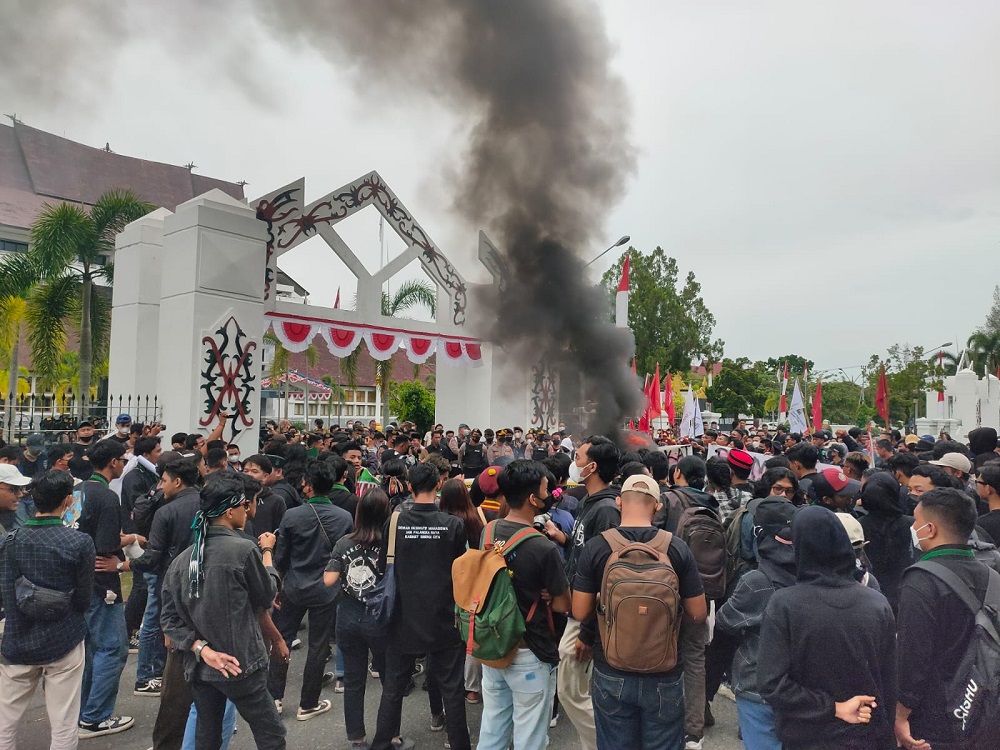 BBM NAIK, RATUSAN MAHASISWA PALANGKA RAYA DATANGI GEDUNG DPRD KALIMANTAN TENGAH 1 BBM NAIK, RATUSAN MAHASISWA PALANGKA RAYA DATANGI GEDUNG DPRD KALIMANTAN TENGAH 2