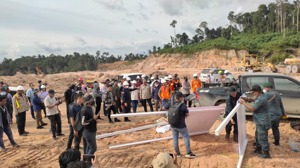 RATUSAN TENAGA KERJA LOKAL LINGKAR TAMBANG KECEWA, TERHADAP GAKKUM KLHK MENGHENTIKAN AKITIVITAS KERJA PT KS 2 RATUSAN TENAGA KERJA LOKAL LINGKAR TAMBANG KECEWA, TERHADAP GAKKUM KLHK MENGHENTIKAN AKITIVITAS KERJA PT KS 3