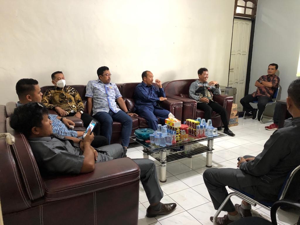 KOMISI III DPRD BALANGAN SHARING TERKAIT STRATEGI KOMUNIKASI DAN KERJASAMA DENGAN MEDIA MASSA 1 KOMISI III DPRD BALANGAN SHARING TERKAIT STRATEGI KOMUNIKASI DAN KERJASAMA DENGAN MEDIA MASSA 2
